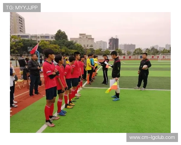 美女绿茵劲射爆杆瞬间点燃激情赛场风暴震撼全场观众心弦的精彩时刻